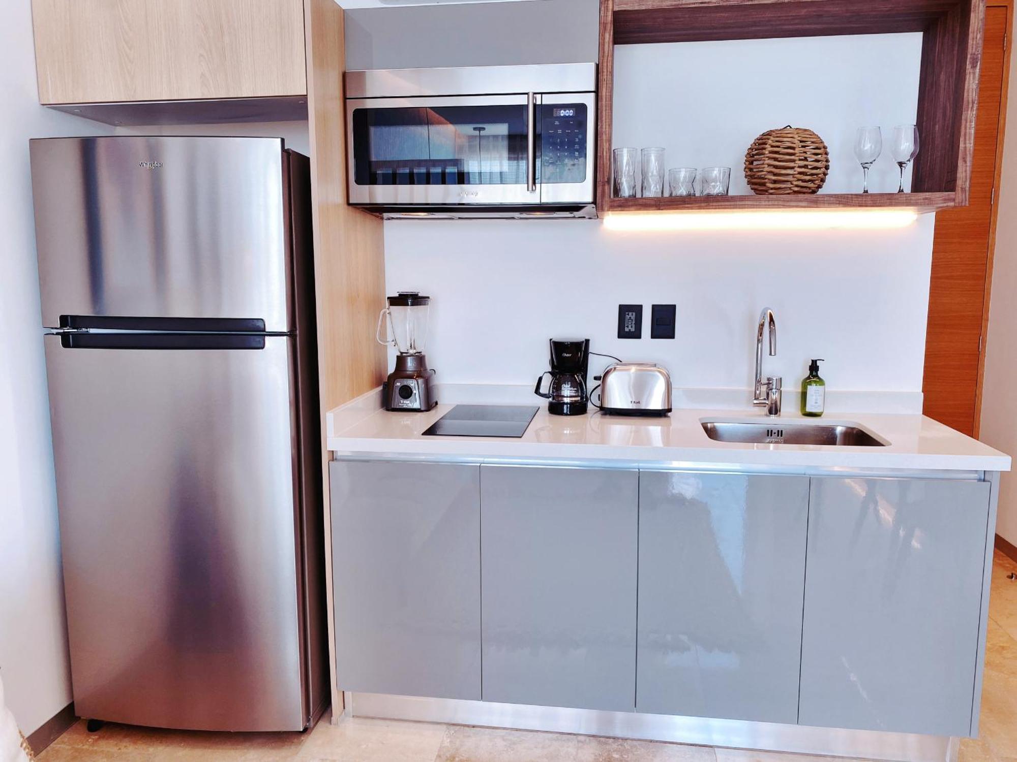 Brand New In 4th Floor With Balcony And Elevator *
